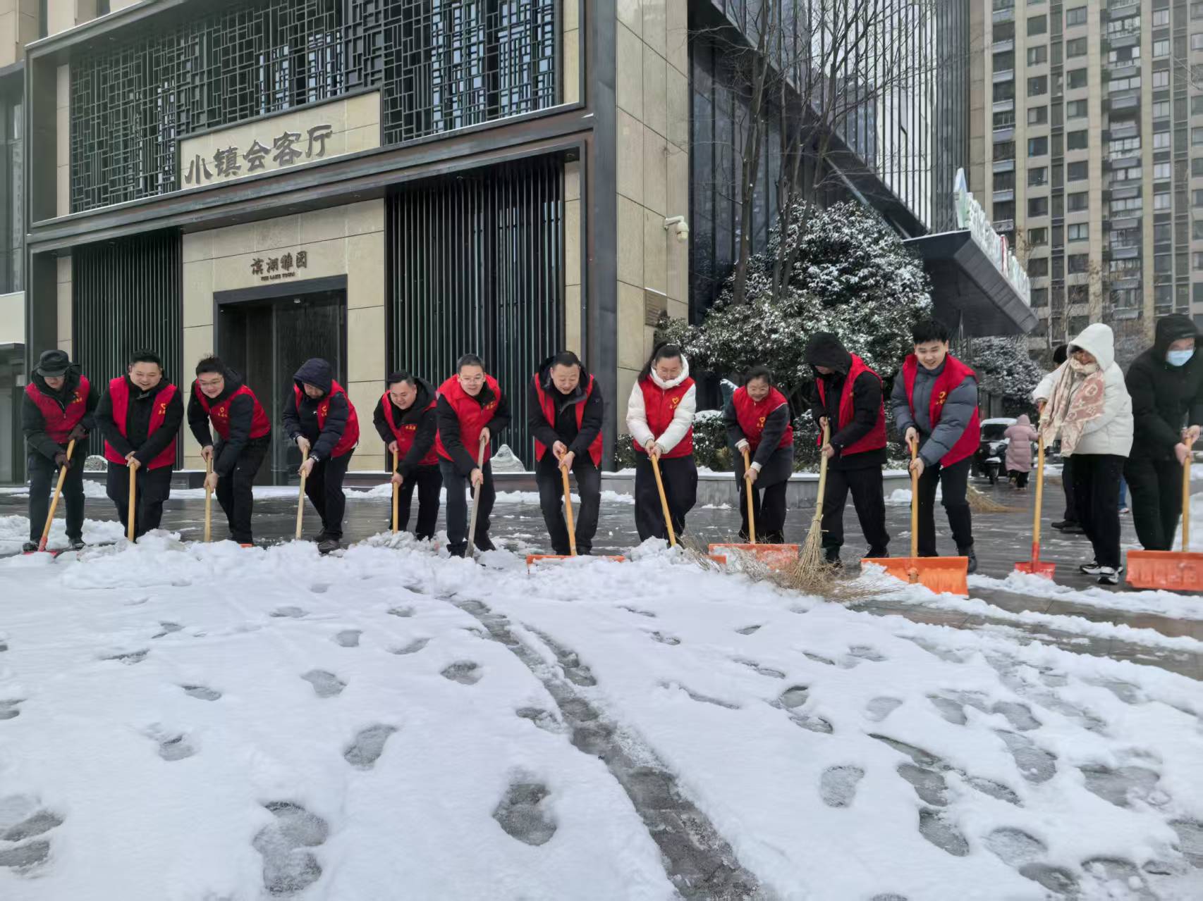 党建引领齐行动 扫雪除冰护流通——省都会更新集团等三家公司全力包管雪后出行清静